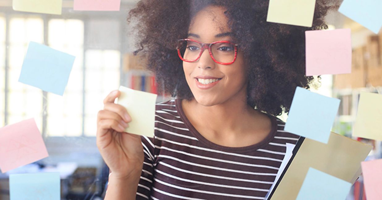 woman_in_glasses_with_postits_on_mirror